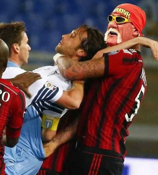 La rissa in Lazio-Milan con il tentato strangolamento di Mauri tentato da Mexes ha fatto impazzire il mondo del web, che si  lanciato in una serie di scatenati fotomontaggi. Qui il difensore rossonero in versione Hulk Hogan. Twitter